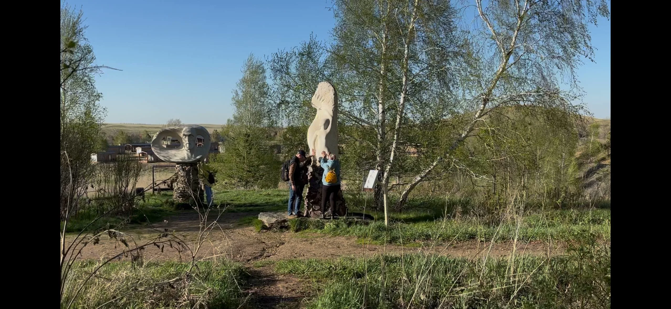 Белые скульптуры среди берёз на Грачиной сопке